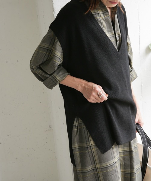 URBAN RESEARCH DOORS(アーバンリサーチドアーズ)の「Vネックルーズベスト(ニット/セーター・レディース・ブラック/モカ・ONE)」の17枚目の写真