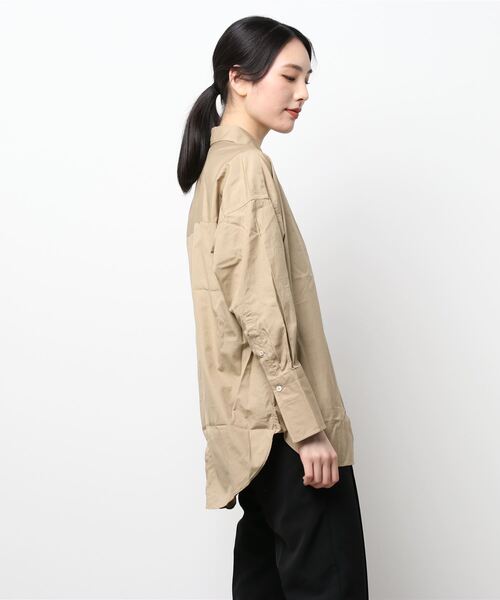 YANUK（ヤヌーク）の「【YANUK】【WEB・一部店舗限定】バック釦シャツ（シャツ/ブラウス・レディース・ベージュ・フリー）」の2枚目の写真