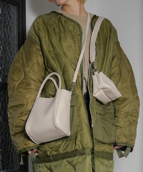 CURI BISCUI（キュリ　ビスキュイ）の「【CURIBISCUI】スクエア フェイクレザーバッグ（トートバッグ・レディース・グレイッシュベージュ/ブラック/ホワイト/ブルー/オレンジ/アイボリー/レモンイエロー/シルバー・FREE）」の14枚目の写真