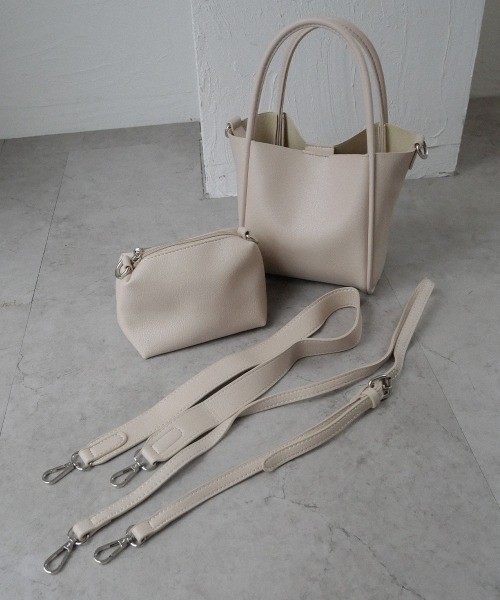 CURI BISCUI（キュリ　ビスキュイ）の「【CURIBISCUI】スクエア フェイクレザーバッグ（トートバッグ・レディース・グレイッシュベージュ/ブラック/ホワイト/ブルー/オレンジ/アイボリー/レモンイエロー/シルバー・FREE）」の15枚目の写真