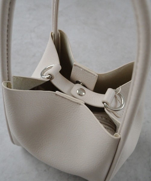 CURI BISCUI（キュリ　ビスキュイ）の「【CURIBISCUI】スクエア フェイクレザーバッグ（トートバッグ・レディース・グレイッシュベージュ/ブラック/ホワイト/ブルー/オレンジ/アイボリー/レモンイエロー/シルバー・FREE）」の17枚目の写真