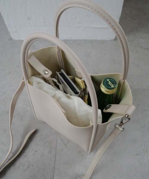 CURI BISCUI（キュリ　ビスキュイ）の「【CURIBISCUI】スクエア フェイクレザーバッグ（トートバッグ・レディース・グレイッシュベージュ/ブラック/ホワイト/ブルー/オレンジ/アイボリー/レモンイエロー/シルバー・FREE）」の18枚目の写真