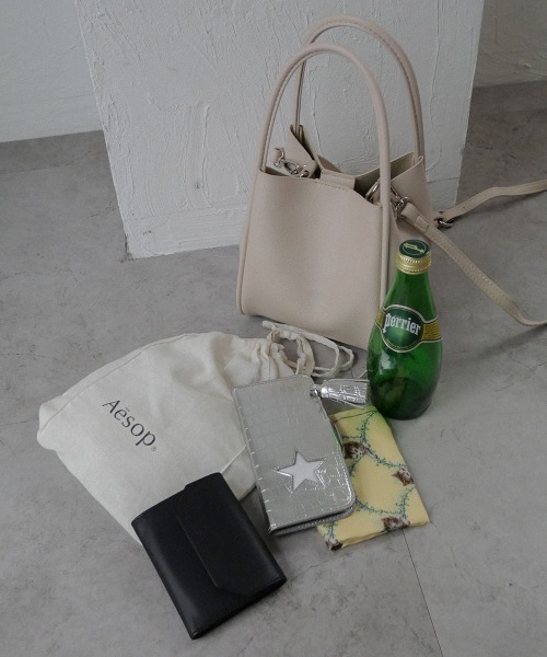 CURI BISCUI（キュリ　ビスキュイ）の「【CURIBISCUI】スクエア フェイクレザーバッグ（トートバッグ・レディース・グレイッシュベージュ/ブラック/ホワイト/ブルー/オレンジ/アイボリー/レモンイエロー/シルバー・FREE）」の19枚目の写真