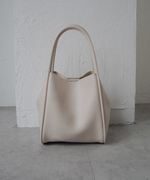 CURI BISCUI（キュリ　ビスキュイ）の「【CURIBISCUI】スクエア フェイクレザーバッグ（トートバッグ・レディース・グレイッシュベージュ/ブラック/ホワイト/ブルー/オレンジ/アイボリー/レモンイエロー/シルバー・FREE）」の20枚目の写真