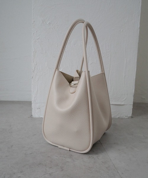 CURI BISCUI（キュリ　ビスキュイ）の「【CURIBISCUI】スクエア フェイクレザーバッグ（トートバッグ・レディース・グレイッシュベージュ/ブラック/ホワイト/ブルー/オレンジ/アイボリー/レモンイエロー/シルバー・FREE）」の22枚目の写真