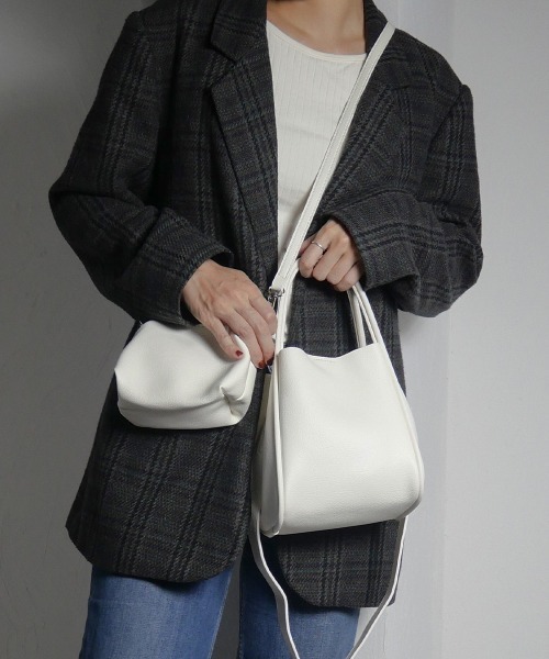 CURI BISCUI（キュリ　ビスキュイ）の「【CURIBISCUI】スクエア フェイクレザーバッグ（トートバッグ・レディース・グレイッシュベージュ/ブラック/ホワイト/ブルー/オレンジ/アイボリー/レモンイエロー/シルバー・FREE）」の10枚目の写真