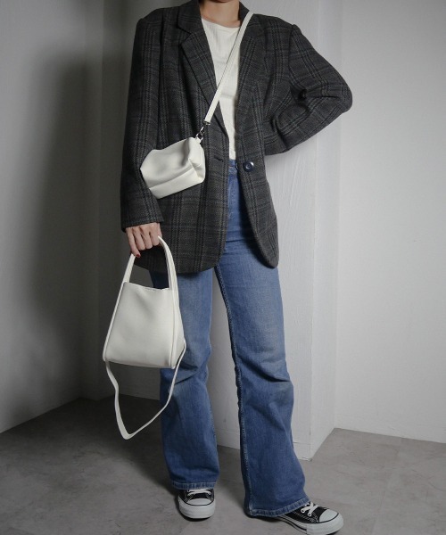 CURI BISCUI（キュリ　ビスキュイ）の「【CURIBISCUI】スクエア フェイクレザーバッグ（トートバッグ・レディース・グレイッシュベージュ/ブラック/ホワイト/ブルー/オレンジ/アイボリー/レモンイエロー/シルバー・FREE）」の9枚目の写真