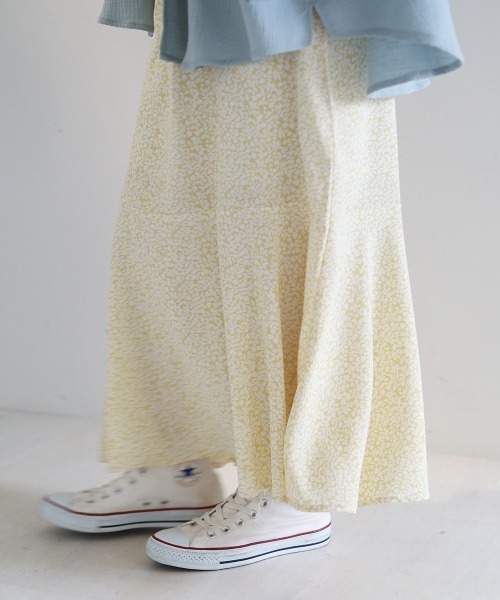 Bab（バブ）の「フラワーパターンキャミソールワンピース（ワンピース・レディース・イエロー/ブルー・M）」の4枚目の写真