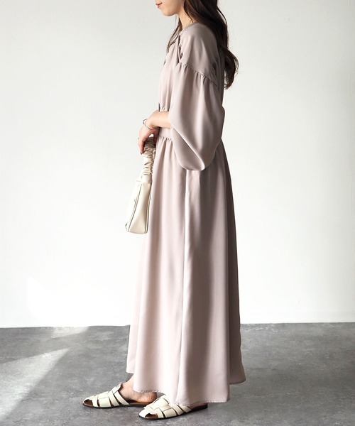 Riberry（リベリー）の「ウエストギャザーワンピース（ワンピース・レディース・グレイッシュベージュ/グリーン/ピンク・MEDIUM）」の10枚目の写真