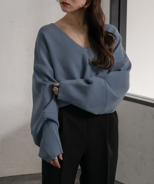 Ezick（エジック）の「バックシャンVネックショートトップス（ニット/セーター・レディース・ライトブルー/グレイッシュベージュ/ブラック・FREE）」の4枚目の写真