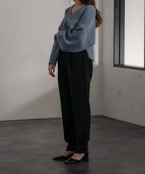 Ezick（エジック）の「バックシャンVネックショートトップス（ニット/セーター・レディース・ライトブルー/グレイッシュベージュ/ブラック・FREE）」の7枚目の写真