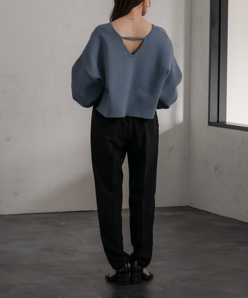 Ezick（エジック）の「バックシャンVネックショートトップス（ニット/セーター・レディース・ライトブルー/グレイッシュベージュ/ブラック・FREE）」の8枚目の写真