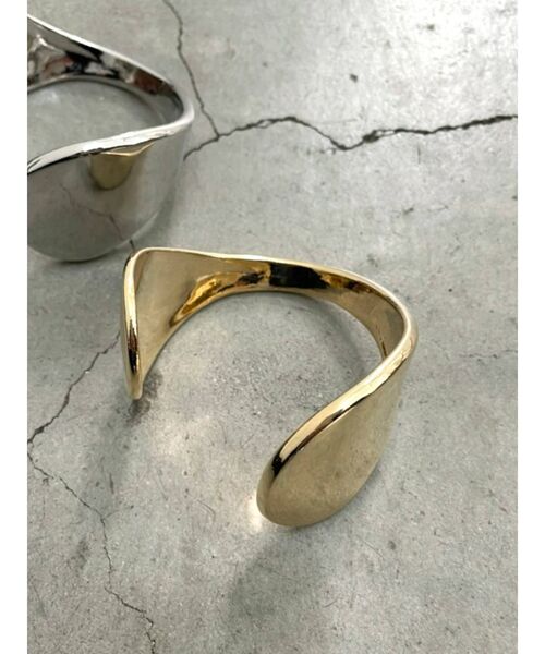 EMODA（エモダ）の「タンクワイドバングル（バングル/リストバンド・レディース・ゴールド/シルバー・FREE）」の2枚目の写真