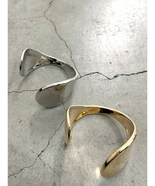 EMODA（エモダ）の「タンクワイドバングル（バングル/リストバンド・レディース・ゴールド/シルバー・FREE）」の3枚目の写真