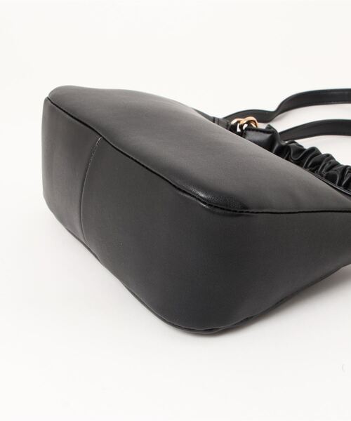 Te chichi TERRASSE（テチチテラス）の「くしゅくしゅハンドルバッグ（ショルダーバッグ・レディース・オフホワイト/ブラック/ブラウン・ﾌﾘ-）」の4枚目の写真