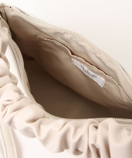 Te chichi TERRASSE（テチチテラス）の「くしゅくしゅハンドルバッグ（ショルダーバッグ・レディース・オフホワイト/ブラック/ブラウン・ﾌﾘ-）」の6枚目の写真