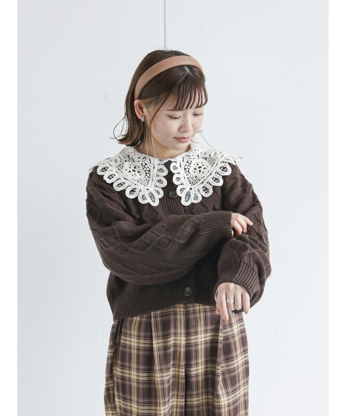 ehka sopo（エヘカソポ）の「ケーブル編みポンポン付クルーカーディガン（カーディガン/ボレロ・レディース・ベージュ/ダークブラウン/キナリ・ﾌﾘ-）」の2枚目の写真