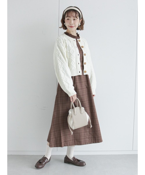 ehka sopo（エヘカソポ）の「ケーブル編みポンポン付クルーカーディガン（カーディガン/ボレロ・レディース・ベージュ/ダークブラウン/キナリ・ﾌﾘ-）」の6枚目の写真