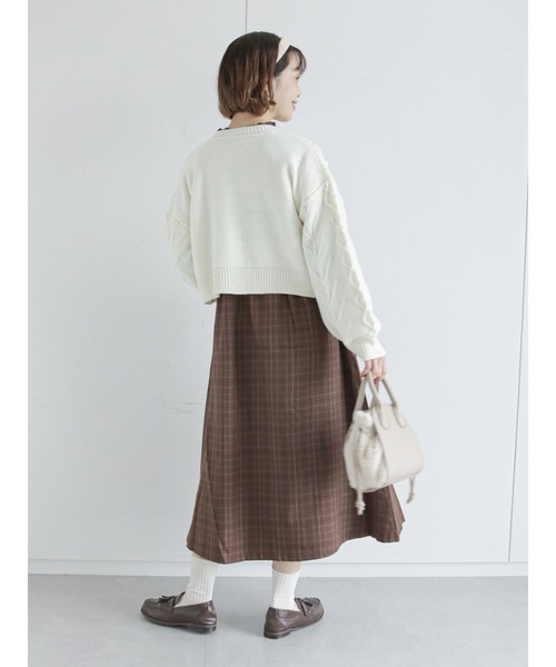 ehka sopo（エヘカソポ）の「ケーブル編みポンポン付クルーカーディガン（カーディガン/ボレロ・レディース・ベージュ/ダークブラウン/キナリ・ﾌﾘ-）」の9枚目の写真