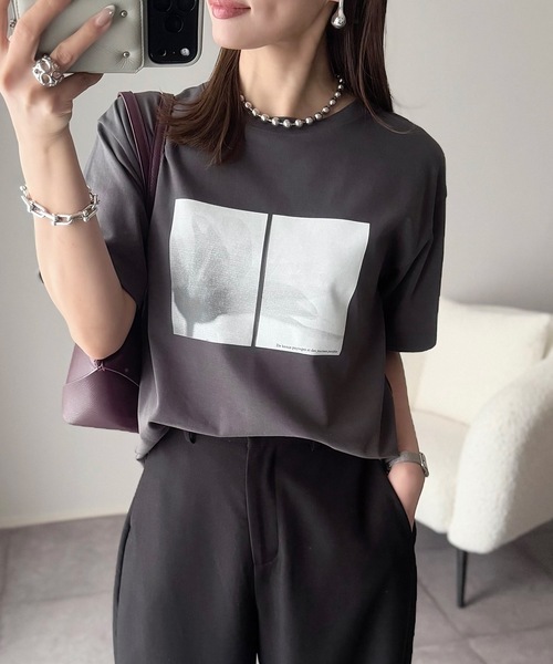 Emma Taylor(エマテイラー)の「【新色追加!】シルクタッチスムース大人ロゴプリントTシャツ(Tシャツ/カットソー・レディース・ホワイト系1/ホワイト系2/ブラック系その他2/ブラック系その他3/ホワイト系その他2/ホワイト系その他3/ホワイト系その他/ブラック系その他/ホワイト系その他4/ホワイト系その他7/ホワイト系その他6/ホワイト系その他5/ブラック系1/ブラック系2/ブラック系3/ブラウン/ホワイト系8/ブラック系4/ブラウン系その他/ブラック系5/ブラウン系その他2/その他14/その他15/その他16/ブラック系その他5/その他12/ブラウン系その他3/その他13/ホワイト系9/ブラック系その他7/ブラック系その他6/その他17/ブラウン系その他4/ブラック系8/その他11/その他10/ピンク/サックスブルー系/サックスブルー/ピンク系その他・FREE)」の17枚目の写真