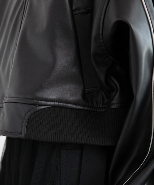 PAGEBOY（ページボーイ）の「フェイクレザーパイピングショートブルゾン（ブルゾン・レディース・アイボリー/ブラック・FREE）」の3枚目の写真