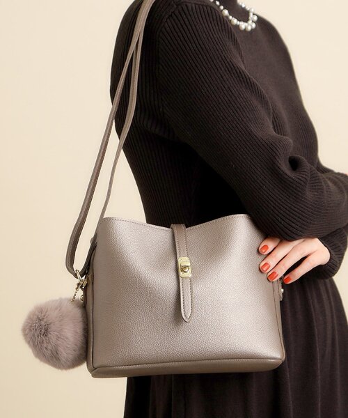 grove（グローブ）の「◆【人間工学】ベルトヒネリ ファーポン スクエアショルダー（ショルダーバッグ・レディース・ライトグレー/ピンク系/ブラック/ダークグレー/スミクロ/レッド系1/ダークグリーン・00）」の3枚目の写真