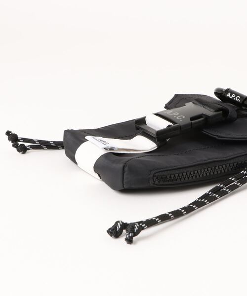 A.P.C.（アーペーセー）の「CROSSBODY POUCH TREK 24P（ボディバッグ