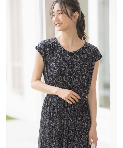 ANY SIS(エニィスィス)の「【洗える】フラワープリーツ ワンピース(ワンピース・レディース・アイボリー系4/ライトグリーン系4/ブラック系4・1/2/3)」の4枚目の写真