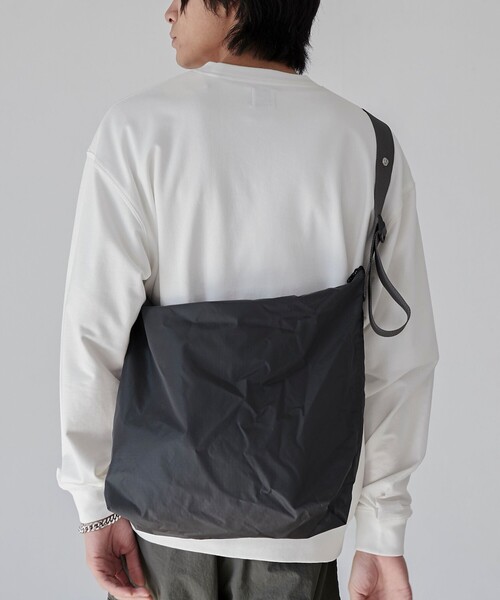 JULY NINE（ジュライナイン）の「JULYNINE（ジュライナイン）別注 SEQUEL／ナイロンショルダーバッグ（ショルダーバッグ・メンズ・ブラック/オリーブ/ダークグレー・FREE）」の4枚目の写真