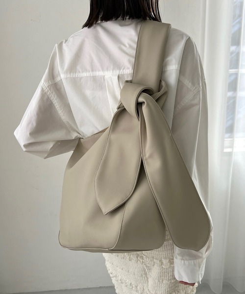 loti(ロティ)の「loti BIG結び目BAG(トートバッグ・レディース・アイボリー/ブラック・ONE SIZE)」の3枚目の写真
