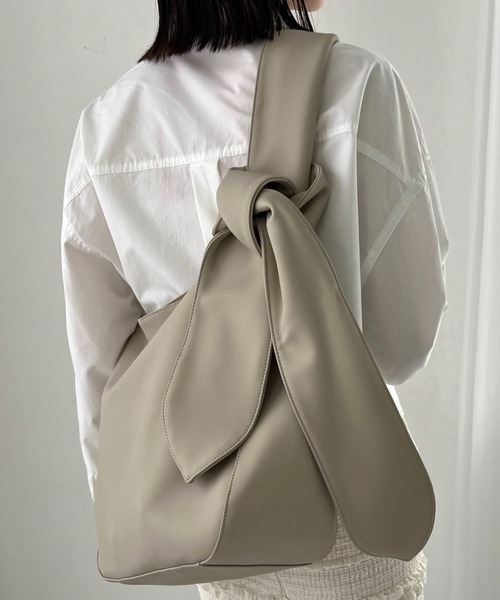 loti(ロティ)の「loti BIG結び目BAG(トートバッグ・レディース・アイボリー/ブラック・ONE SIZE)」の4枚目の写真