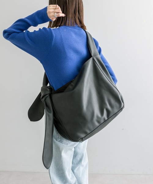 loti(ロティ)の「loti BIG結び目BAG(トートバッグ・レディース・アイボリー/ブラック・ONE SIZE)」の7枚目の写真