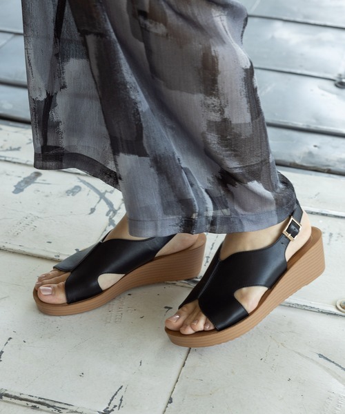 LEPSIM(レプシィム)の「クッションウェッジサンダル 996273(サンダル・レディース・グレイッシュベージュ/ブラック/シルバー・LARGE/MEDIUM/SMALL)」の2枚目の写真