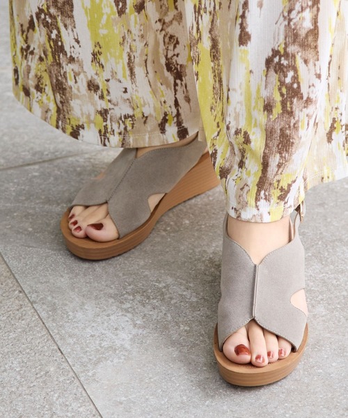 LEPSIM(レプシィム)の「クッションウェッジサンダル 996273(サンダル・レディース・グレイッシュベージュ/ブラック/シルバー・LARGE/MEDIUM/SMALL)」の13枚目の写真