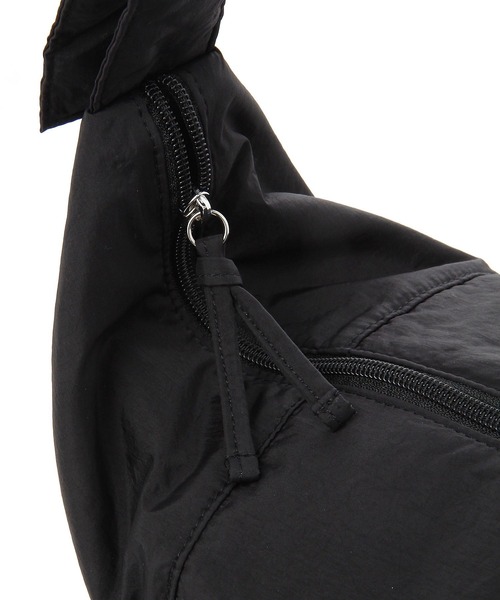 LAKOLE(ラコレ)の「クロワッサンミニショルダーバッグ / 110436(ショルダーバッグ・レディース・ブラック/ライトグレー/カーキ/アイボリー・FREE)」の11枚目の写真