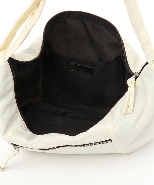 LAKOLE(ラコレ)の「クロワッサンミニショルダーバッグ / 110436(ショルダーバッグ・レディース・ブラック/ライトグレー/カーキ/アイボリー・FREE)」の17枚目の写真