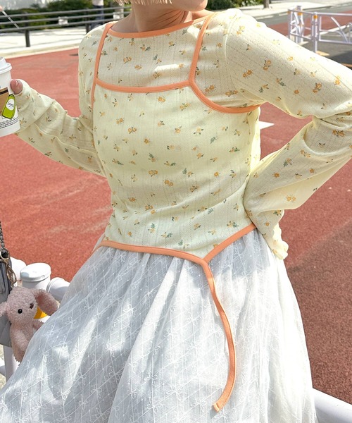 Alley by w closet（アリーバイダブルクローゼット）の「【Alley/SETアイテム】花柄TOPS&裾ピローンキャミ（カーディガン/ボレロ・レディース・イエロー/ピンク/オフホワイト・FREE）」の2枚目の写真