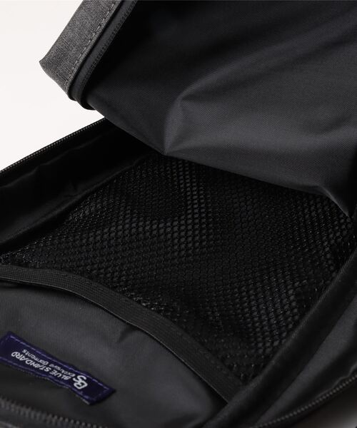 Blue Standard (ブルースタンダード)の「【BLUE STANDARD/ブルースタンダード】 フェイクレザーボディバッグ(ボディバッグ/ウエストポーチ・メンズ・チャコールグレー/ブラック・FREE)」の5枚目の写真