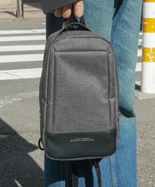 Blue Standard (ブルースタンダード)の「【BLUE STANDARD/ブルースタンダード】 フェイクレザーボディバッグ(ボディバッグ/ウエストポーチ・メンズ・チャコールグレー/ブラック・FREE)」の9枚目の写真