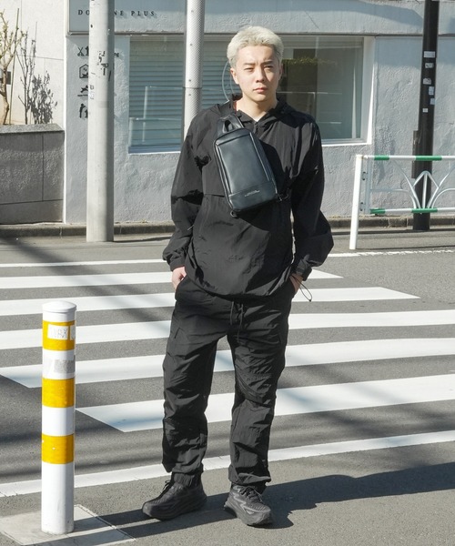 Blue Standard (ブルースタンダード)の「【BLUE STANDARD/ブルースタンダード】 フェイクレザーボディバッグ(ボディバッグ/ウエストポーチ・メンズ・チャコールグレー/ブラック・FREE)」の13枚目の写真