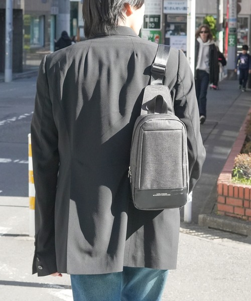 Blue Standard (ブルースタンダード)の「【BLUE STANDARD/ブルースタンダード】 フェイクレザーボディバッグ(ボディバッグ/ウエストポーチ・メンズ・チャコールグレー/ブラック・FREE)」の6枚目の写真