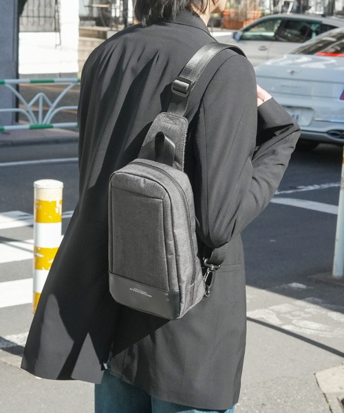 Blue Standard (ブルースタンダード)の「【BLUE STANDARD/ブルースタンダード】 フェイクレザーボディバッグ(ボディバッグ/ウエストポーチ・メンズ・チャコールグレー/ブラック・FREE)」の16枚目の写真