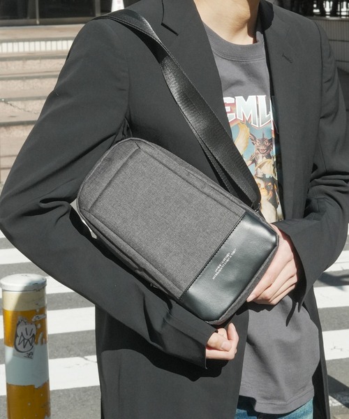 Blue Standard (ブルースタンダード)の「【BLUE STANDARD/ブルースタンダード】 フェイクレザーボディバッグ(ボディバッグ/ウエストポーチ・メンズ・チャコールグレー/ブラック・FREE)」の17枚目の写真