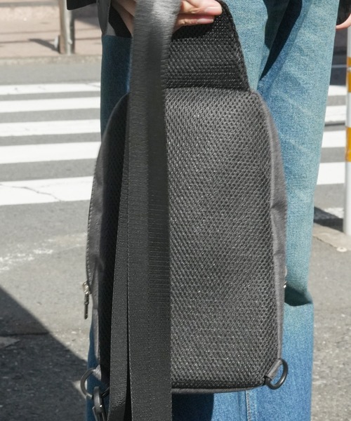 Blue Standard (ブルースタンダード)の「【BLUE STANDARD/ブルースタンダード】 フェイクレザーボディバッグ(ボディバッグ/ウエストポーチ・メンズ・チャコールグレー/ブラック・FREE)」の8枚目の写真
