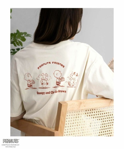 PEANUTS(ピーナッツ)の「【綿100%】 PEANUTS スヌーピー ゆるシルエット刺繍Tシャツ(Tシャツ/カットソー・レディース・ベージュ/チャコールグレー/クリーム/イエロー系その他・フリー)」の4枚目の写真