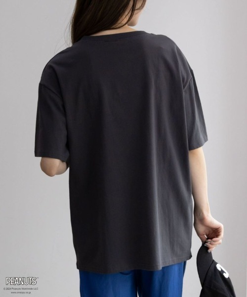 PEANUTS(ピーナッツ)の「【綿100%】 PEANUTS スヌーピー ゆるシルエット刺繍Tシャツ(Tシャツ/カットソー・レディース・ベージュ/チャコールグレー/クリーム/イエロー系その他・フリー)」の5枚目の写真