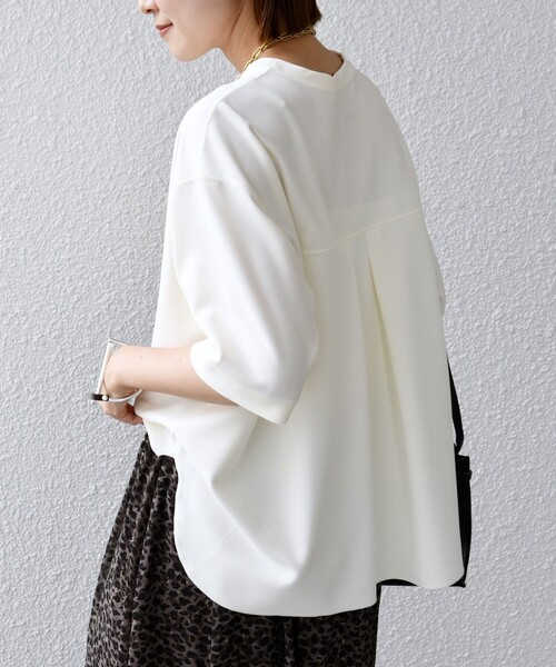 SHIPS(シップス)の「〈手洗い可能〉ジョーゼット ジャージ バック タック ショート スリーブ(Tシャツ/カットソー・レディース・オフホワイト/ブラック/ベージュ・ONE SIZE)」の2枚目の写真