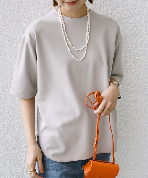 SHIPS(シップス)の「〈手洗い可能〉ジョーゼット ジャージ バック タック ショート スリーブ(Tシャツ/カットソー・レディース・オフホワイト/ブラック/ベージュ・ONE SIZE)」の6枚目の写真
