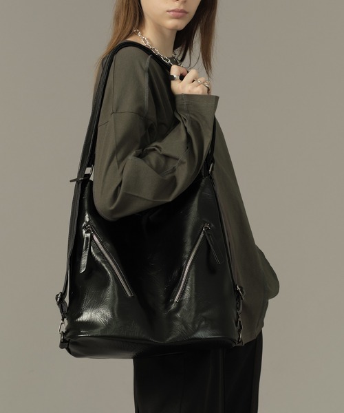 SELLE GLANT(セレグランテ)の「2WAY DESIGN ZIP SHOULDER BAG/2WAYデザインジップバッグ(ショルダーバッグ・メンズ・ブラック/シルバー・ONESIZE)」の2枚目の写真