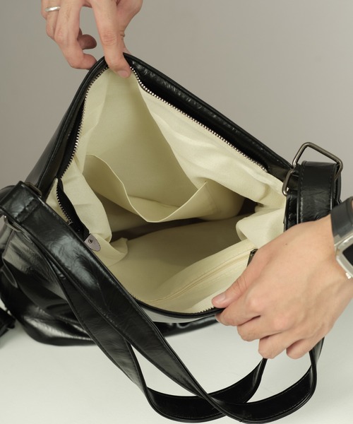SELLE GLANT(セレグランテ)の「2WAY DESIGN ZIP SHOULDER BAG/2WAYデザインジップバッグ(ショルダーバッグ・メンズ・ブラック/シルバー・ONESIZE)」の19枚目の写真
